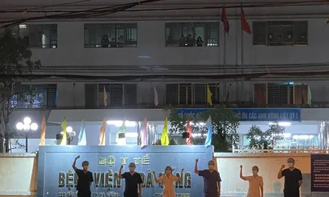 Đà Nẵng: Hàng ngàn người dân bước ra đường sau 0 giờ reo vui như "đêm giao thừa"